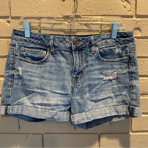 American Eagle Cuffed Shorts Womens Denim Blue Distressed 4” Inseam Size 4 - Picture 1 of 6